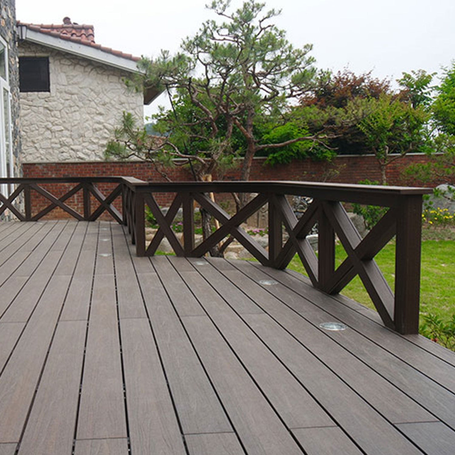 OUTDOOR LIVING